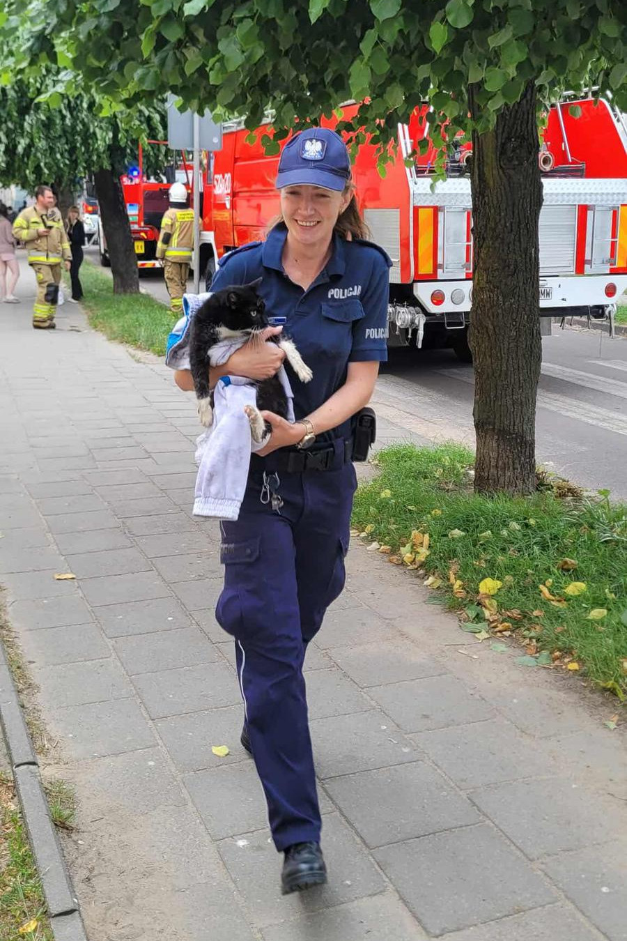 Mławscy policjanci zabezpieczyli teren pożaru i wsparli akcję ratunkową – zwierzęta uratowane z płomieni