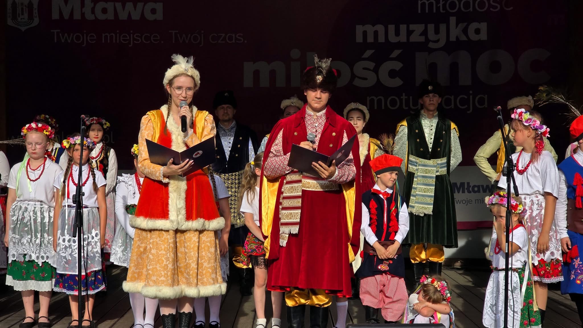 Taniec pod chmurką z Fundacją „Krzewienia Kultury – Zawkrzanie” – barwny wieczór w parku miejskim w Mławie