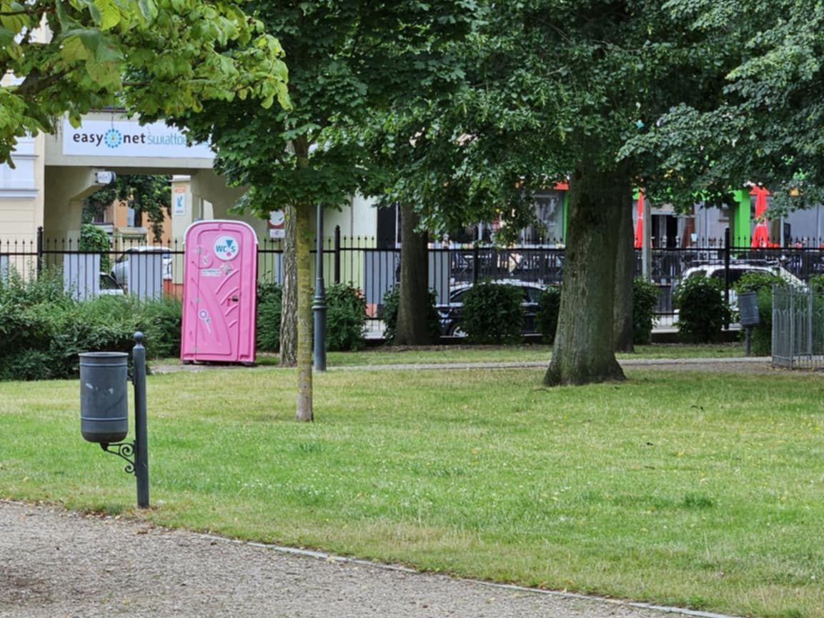 Nowe kolorowe toalety w parku miejskim w Mławie! 