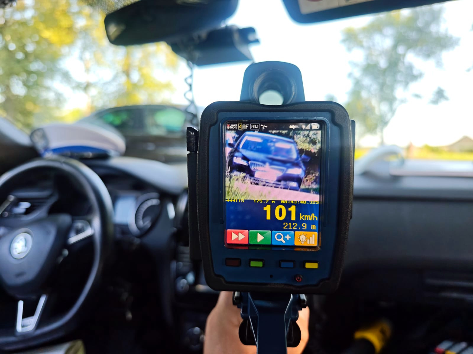 TRZECH KIEROWCÓW STRACIŁO PRAWO JAZDY ZA RAŻĄCE PRZEKROCZENIE PRĘDKOŚCI W TERENIE ZABUDOWANYM