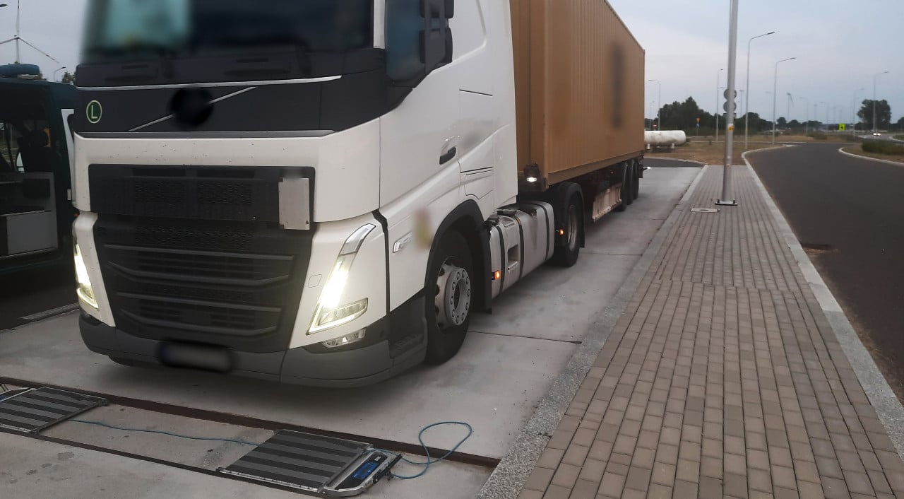 Nocne kontrole mas i nacisków osi pojazdów pod Mławą. Osiem pojazdów wykluczonych z ruchu