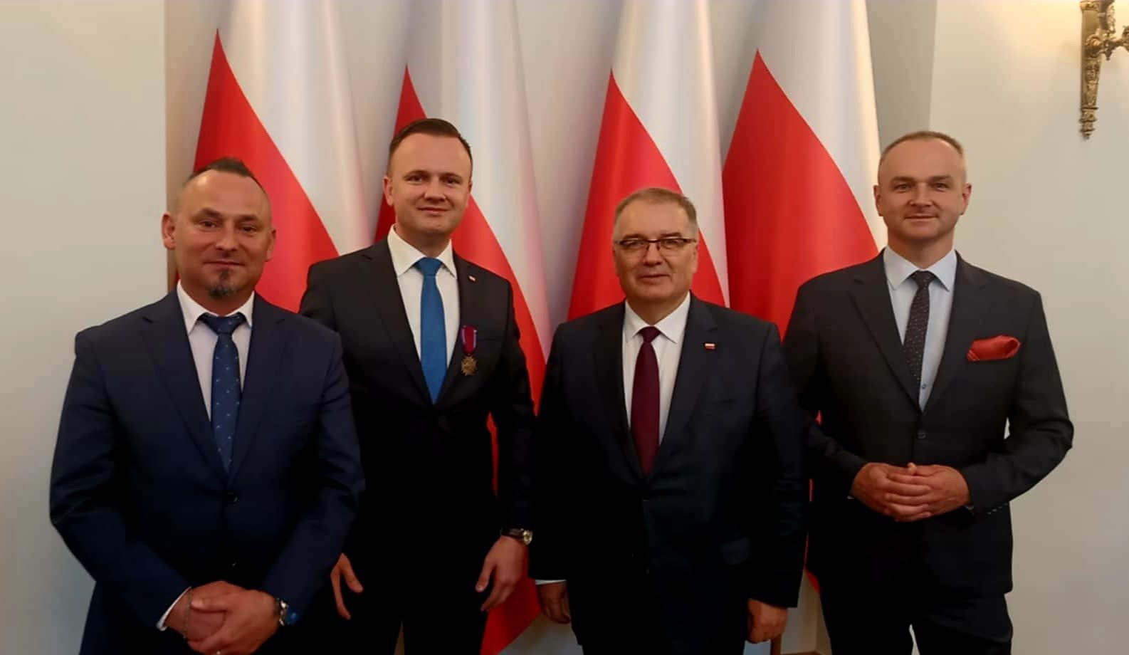 Brązowy Krzyż Zasługi dla Michała Pola. Prezydent RP uhonorował szefa mławskich struktur PiS