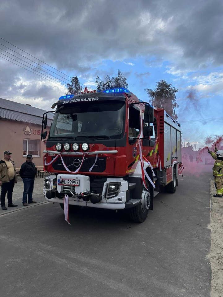 Nowy wóz strażacki dla OSP Podkrajewo – większe bezpieczeństwo dla mieszkańców gminy