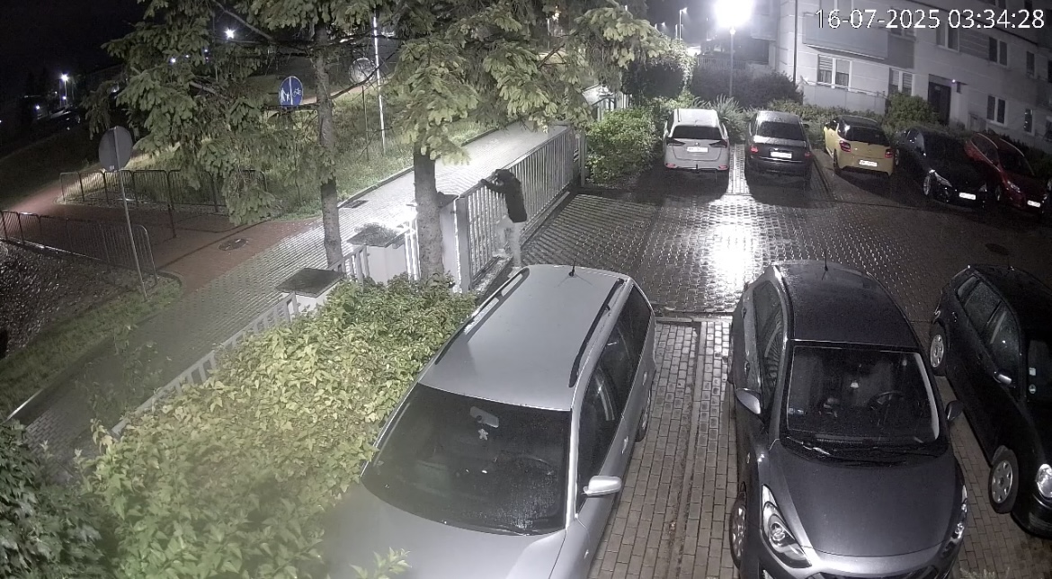 Porysował samochód ostrym narzędziem i uciekł. Zdarzenie zarejestrowała kamera