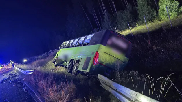 Czołowe zderzenie ciężarówki z autobusem na S7. Droga w stronę Warszawy była zablokowana