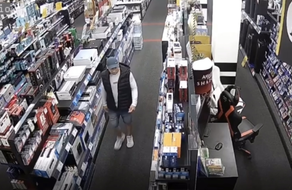 Kradzież w sklepie RTV AGD w Mławie – Policja prosi o pomoc w identyfikacji sprawców