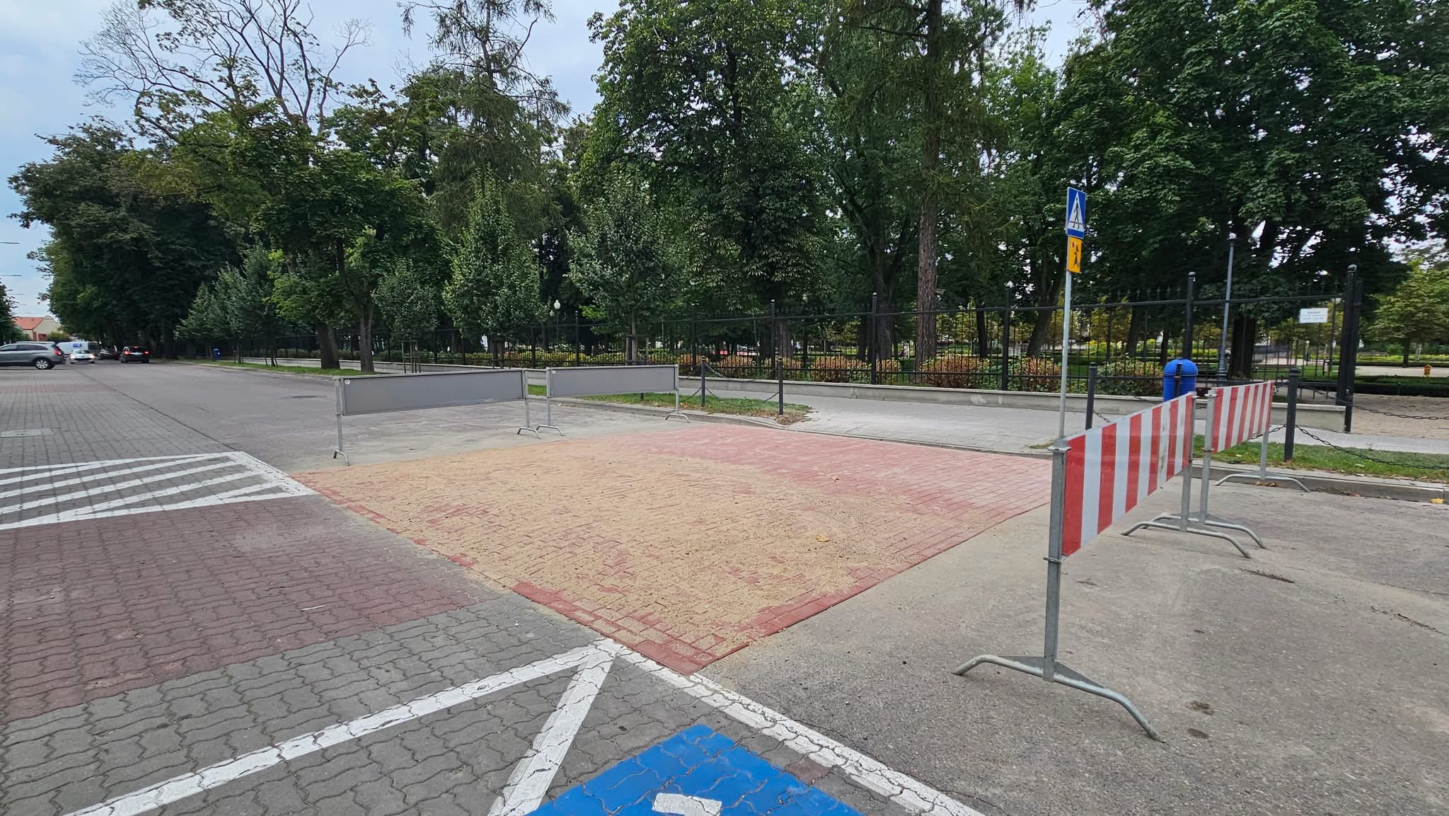 Bezpieczniej dla pieszych – w Mławie powstają wyniesione przejścia przy szkołach