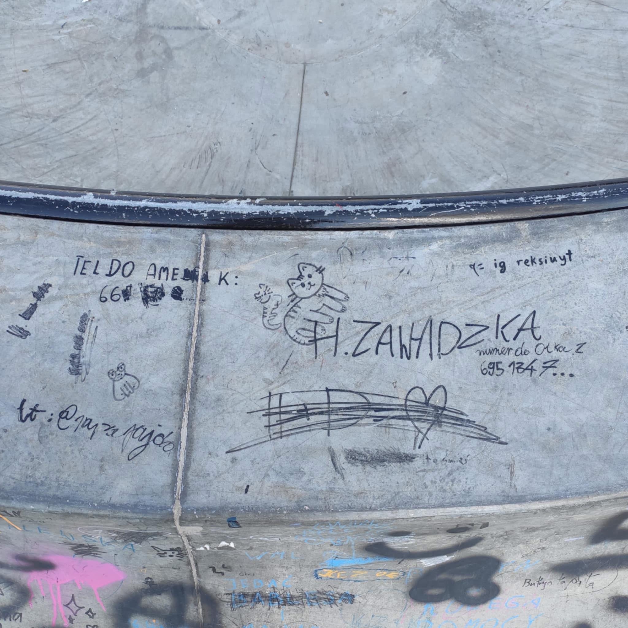 Wandalizm w mławskim skateparku – kiedy zabawa przeradza się w destrukcję