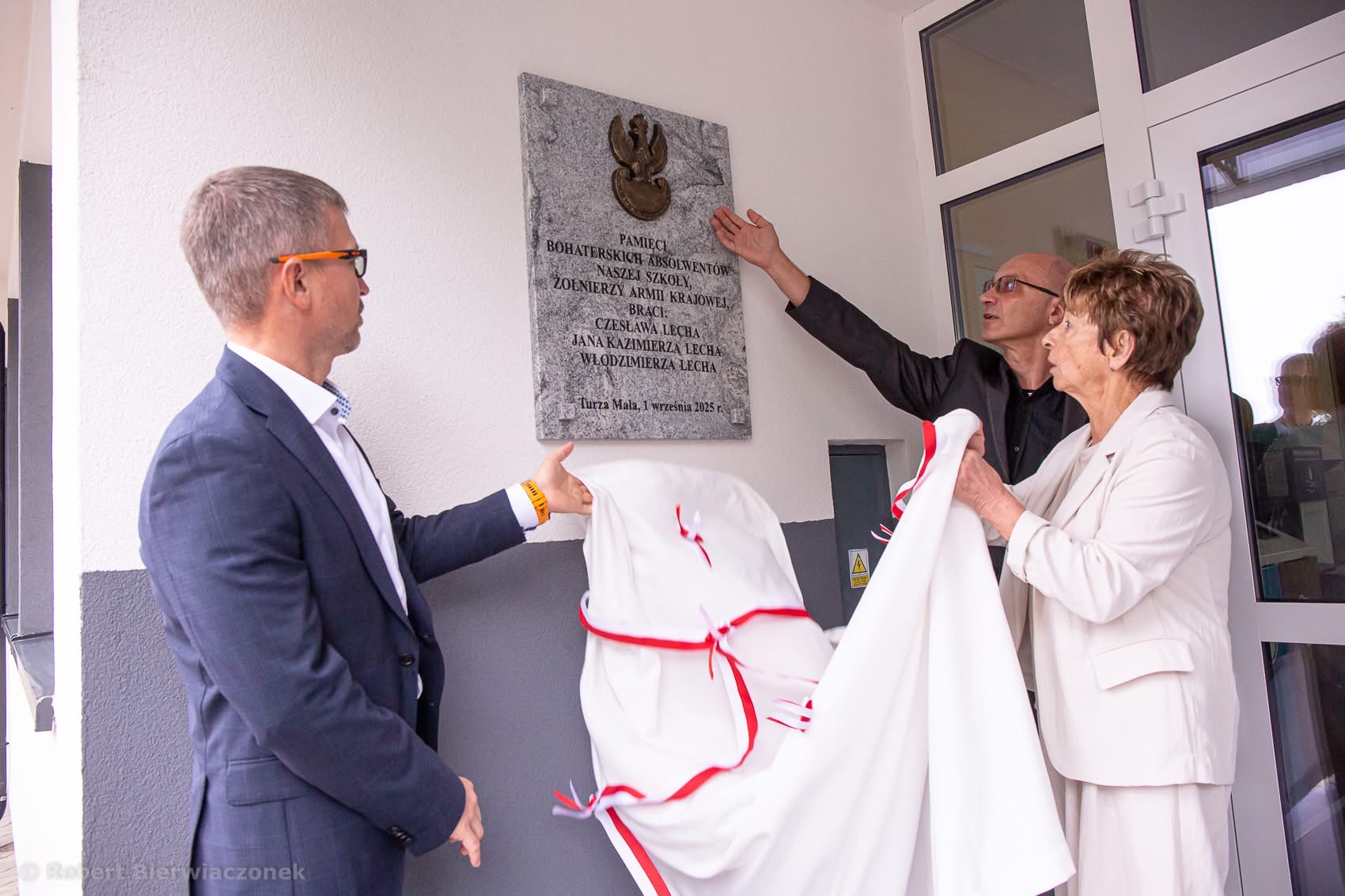 Odsłonięcie tablicy upamiętniającej Braci Lech w Szkole Podstawowej w Turzy Małej