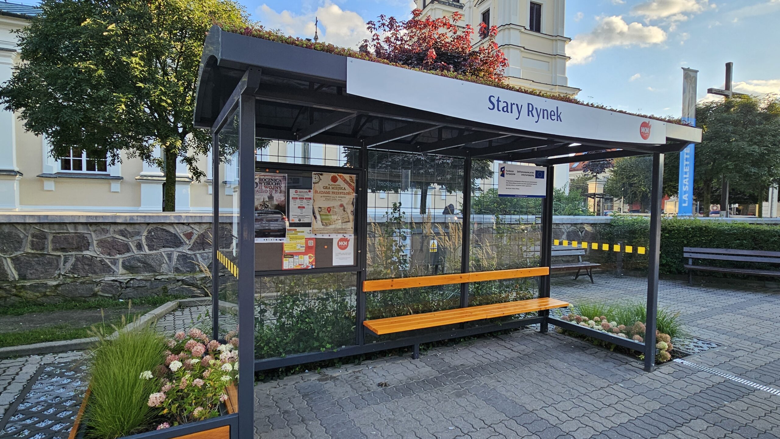 Do końca roku w Mławie dziewięć nowych wiat przystankowych – w tym sześć „zielonych”