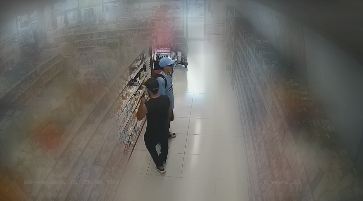 Kradli perfumy w mławskich drogeriach – rozpoznajesz ich? Zgłoś to policji!