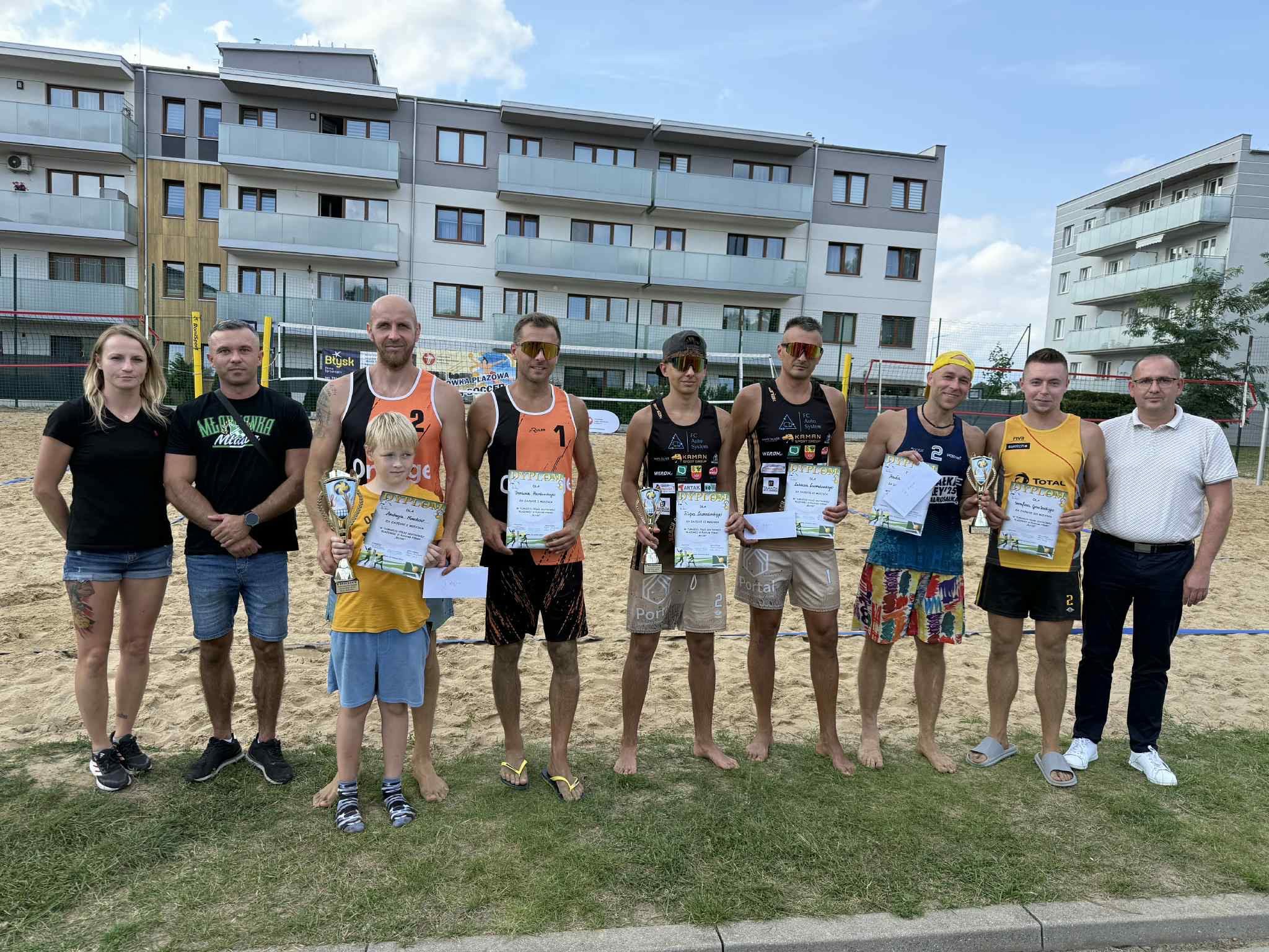 Plaża, piasek i emocje – pierwszy turniej siatkówki o Puchar Firmy Sprzątającej ‚Błysk’ za nami!