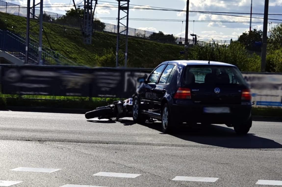 Zdarzenie drogowe na al. Św. Wojciecha w Mławie. Ranny motocyklista – policja ostrzega