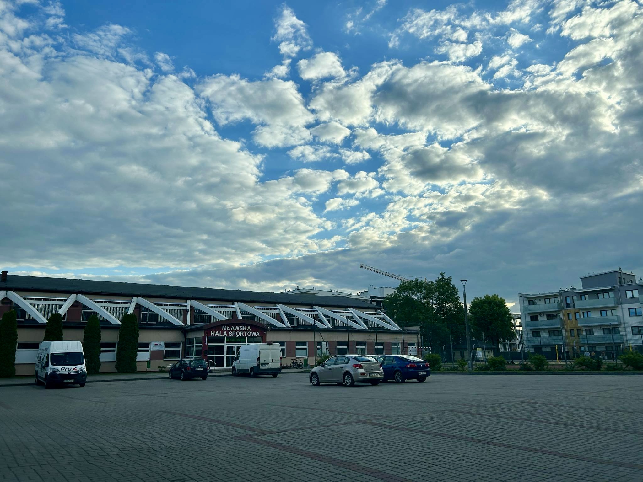 Dach Mławskiej Hali Sportowej przejdzie gruntowny remont. Powiat pozyskał dofinansowanie