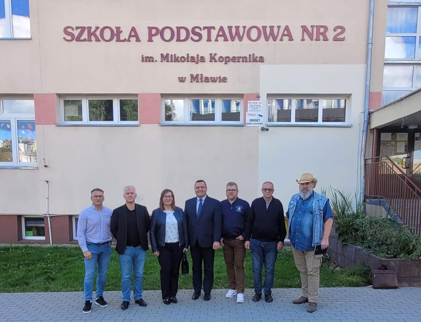 Komisja Oświaty odwiedziła Szkołę Podstawową nr 2 w Mławie – spotkanie z nowym dyrektorem