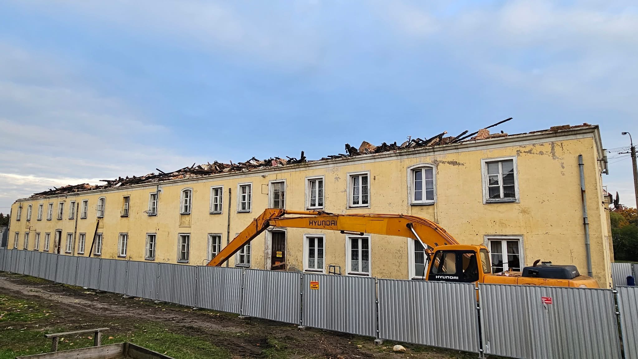 Rozpoczęła się rozbiórka budynku przy ul. Słowackiego 10 w Mławie