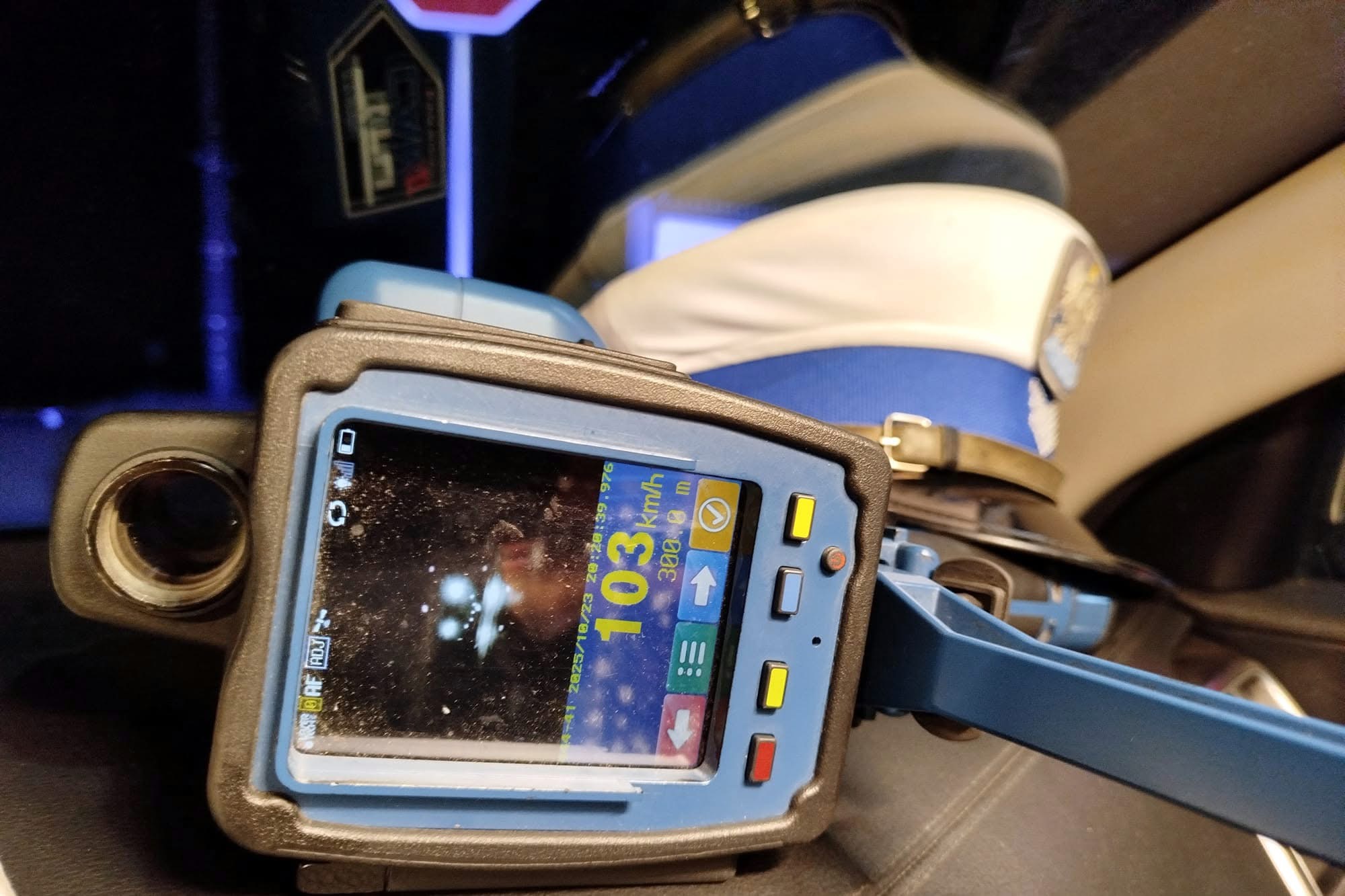 Niebezpieczna prędkość na ul. Wyzwolenia w Strzegowie – dwóch kierowców straciło prawo jazdy