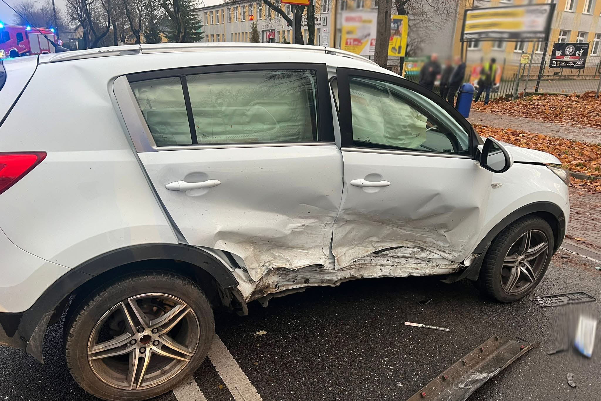 Kolizja pięciu aut na al. Piłsudskiego w Mławie. Ranna 19-latka trafiła do szpitala