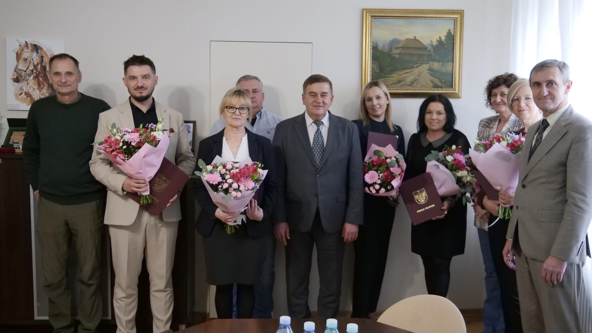 Podziękowania dla pracowników socjalnych z okazji ich święta. Powiat Mławski docenia ich codzienną misję niesienia pomocy