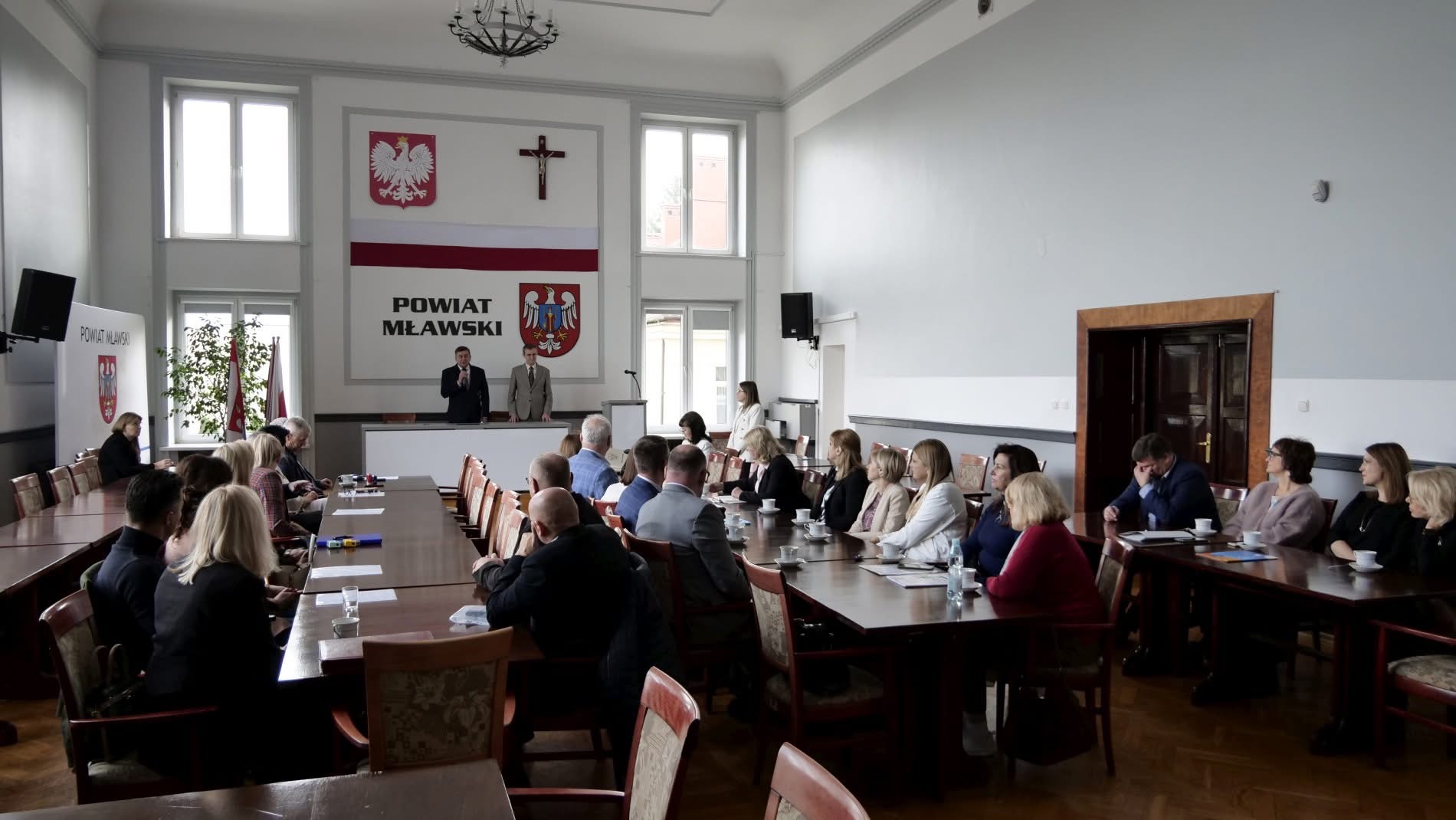 Uroczyste podpisanie umów w ramach programu „Wyjście z klasą”. 31 szkół i 1675 uczniów z powiatu mławskiego skorzysta z dofinansowania